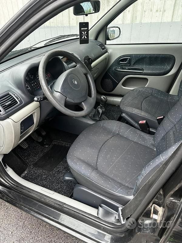 Usata Renault Clio II 75 CV (55 kW) 2003 Nero Berlina