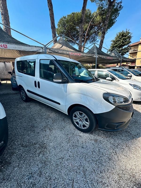 Usata Fiat Doblò Lounge 95 CV (69 kW) 2021 Bianco Monovolume