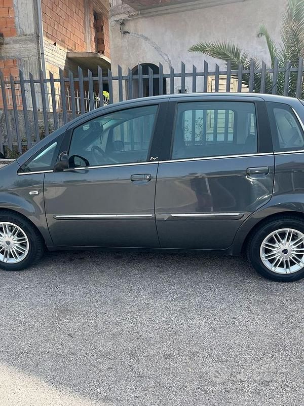 Usata Lancia Musa 90 CV (66 kW) 2012 Grigio Monovolume