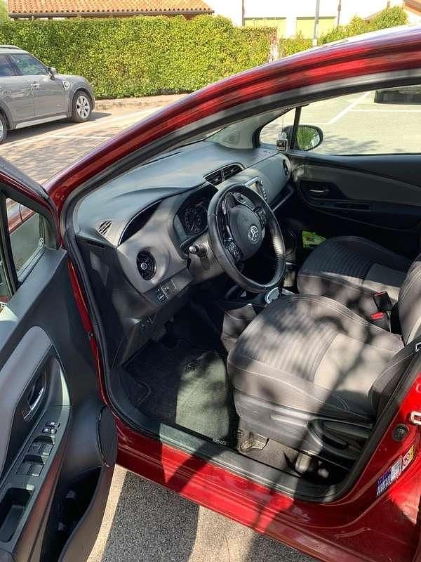 Usata Toyota Yaris Hybrid Active 73 CV (53 kW) 2017 Rosso Berlina