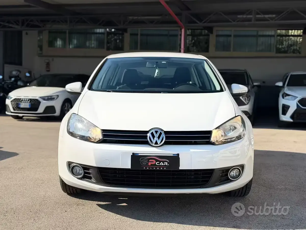 Usata VW Golf VI 105 CV (77 kW) 2011 Bianco Utilitaria