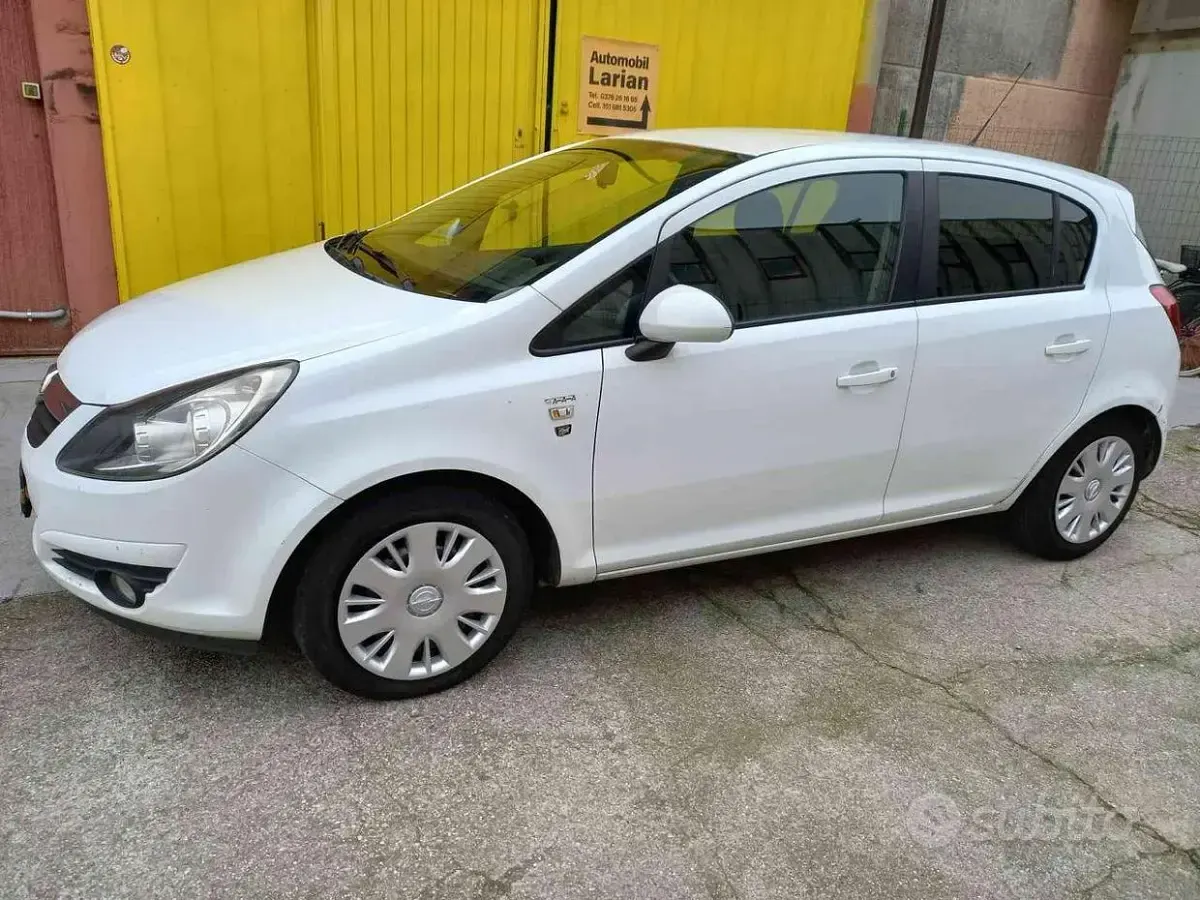 Usata Opel Corsa Edition 75 CV (55 kW) 2010 Bianco Utilitaria