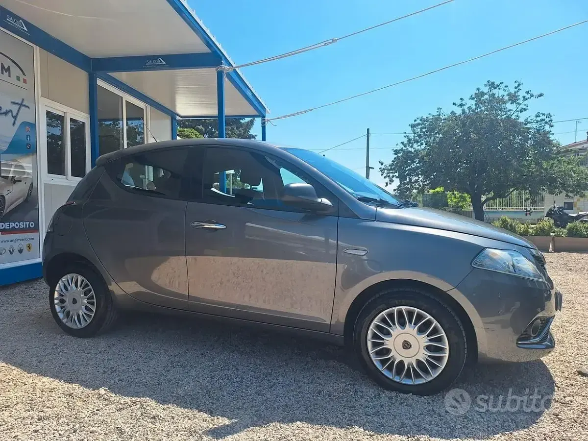Usata Lancia Ypsilon Silver 95 CV (69 kW) 2018 Grigio Utilitaria