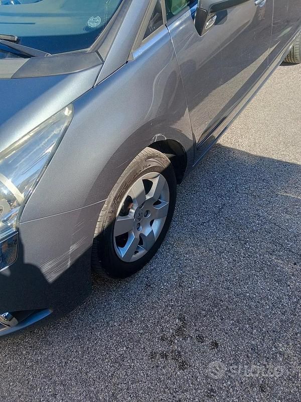 Usata Peugeot 5008 Active 112 CV (82 kW) 2011 Grigio Monovolume