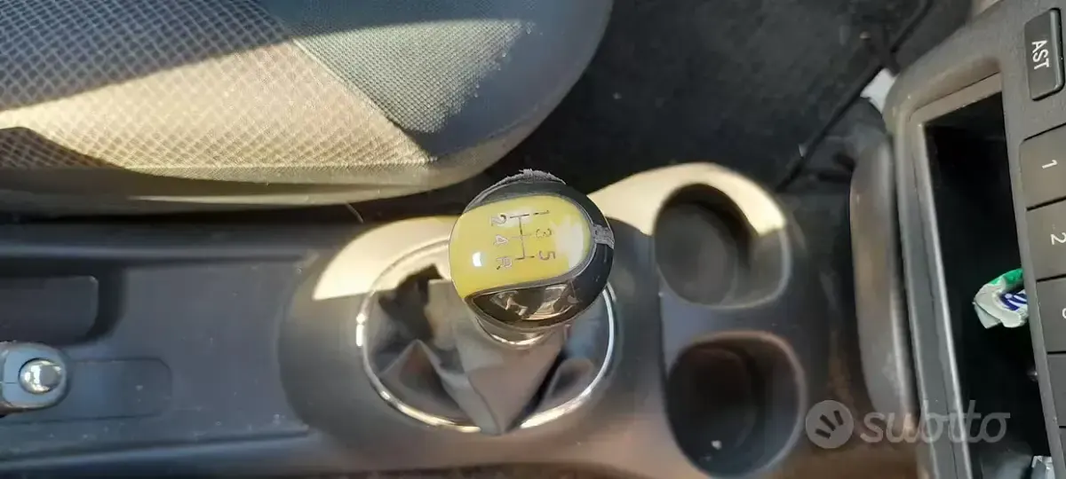 Usata Toyota Yaris 65 CV (47 kW) 2003 Grigio Berlina