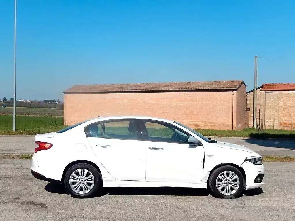 Usata Fiat Tipo 120 CV (88 kW) 2016 Bianco Berlina