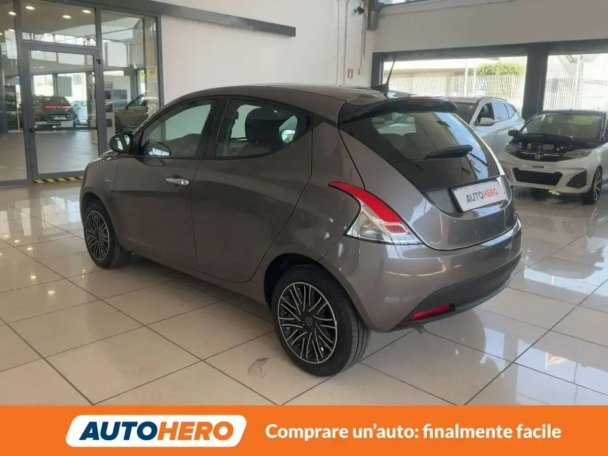 Usata Lancia Ypsilon 71 CV (52 kW) 2024 Grigio Utilitaria