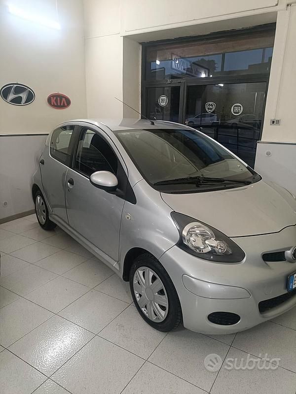 Usata Toyota Aygo 68 CV (50 kW) 2011 Grigio Utilitaria