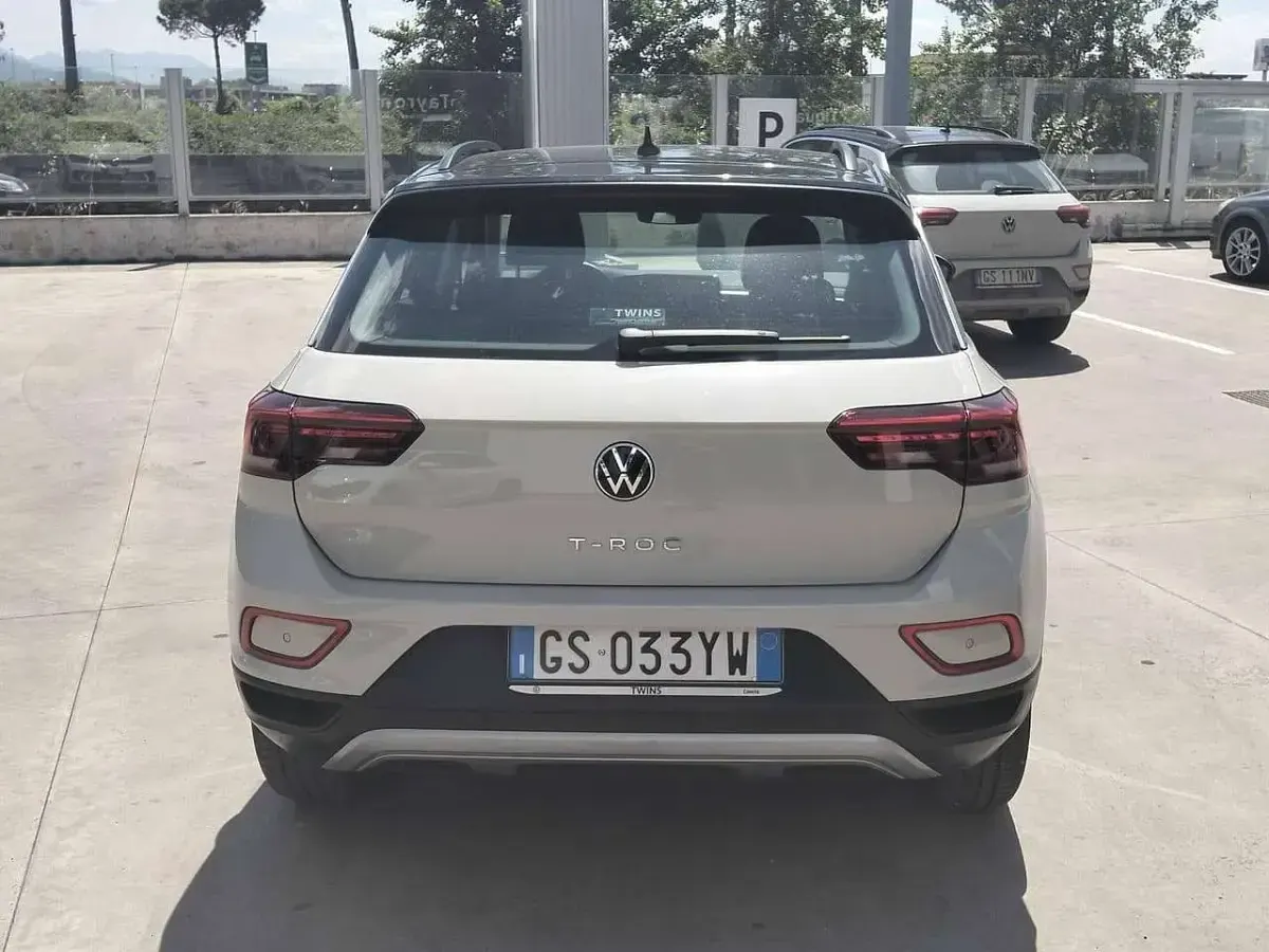 Usata VW T-Roc Life 110 CV (80 kW) 2024 Ascot grey / tetto nero SUV