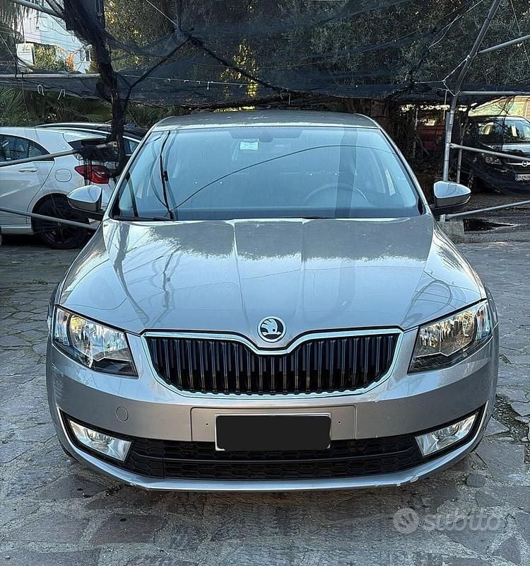 Grigio Usata 2015 Skoda Octavia Elegance Tre volumi | 8900 € (Buon prezzo) - Immagine 1/4