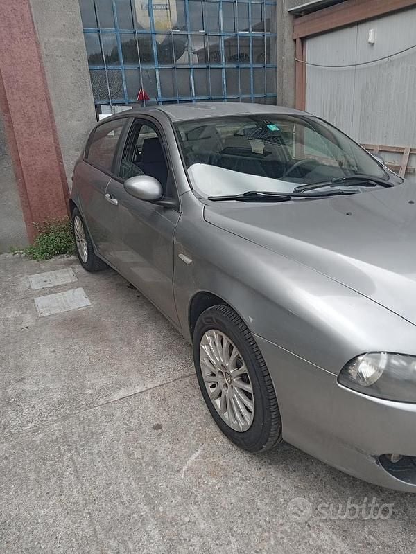 Begagnad Alfa Romeo 147 149 HK (109 kW) 2005 Silver Halvkombi