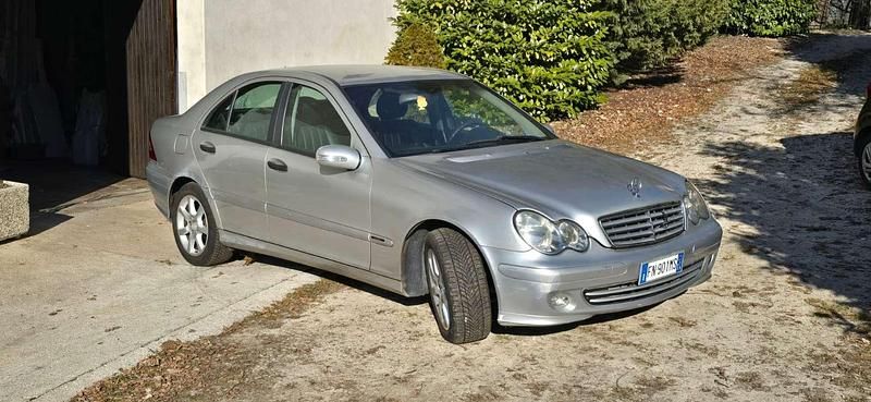 Usata Mercedes C200 Classic 122 CV (89 kW) 2005 Argento Berlina