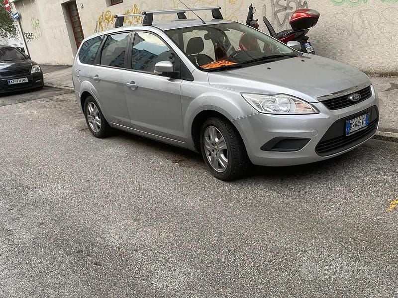 Grigio Usata 2009 Ford Focus Tre volumi | 3000 € (Buon prezzo) - Immagine 1/4