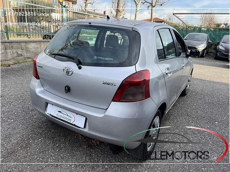 Usata Toyota Yaris 69 CV (50 kW) 2008 Argento Berlina
