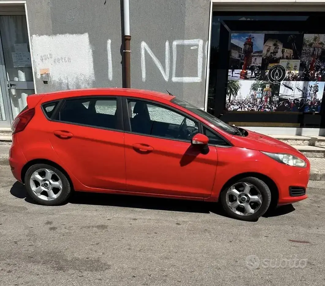 Usata Ford Fiesta 75 CV (55 kW) 2016 Rosso Utilitaria