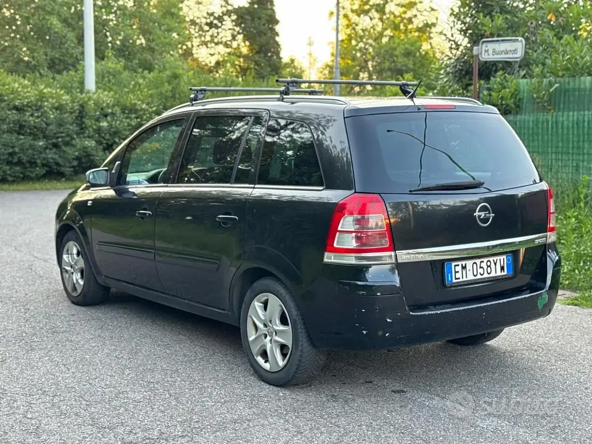 Usata Opel Zafira 125 CV (91 kW) 2012 Nero Monovolume