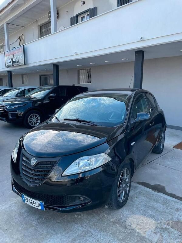 Usata Lancia Ypsilon Silver 69 CV (50 kW) 2016 Nero Utilitaria