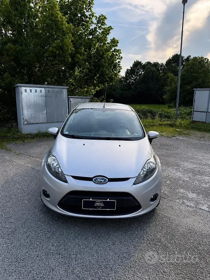 Usata Ford Fiesta 90 CV (66 kW) 2010 Grigio Berlina