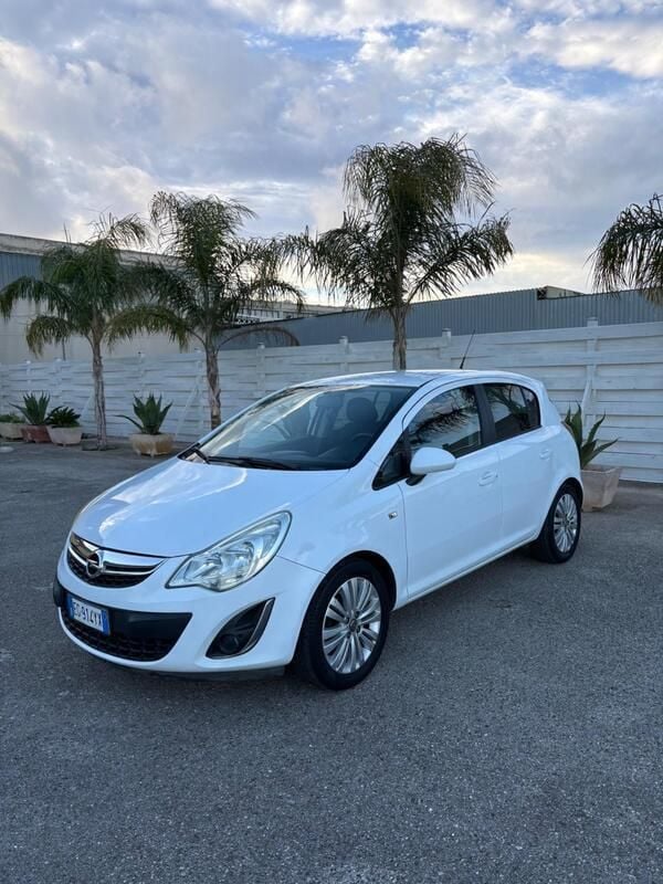 Usata Opel Corsa Cosmo 85 CV (62 kW) 2011 Bianco Berlina
