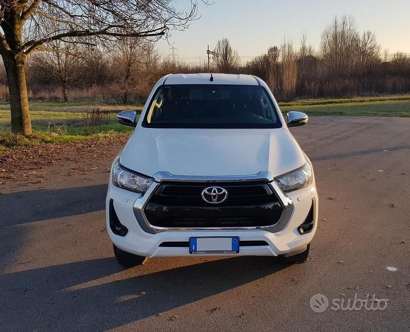 Usata Toyota HiLux Lounge 150 CV (110 kW) 2020 Bianco Pick-up