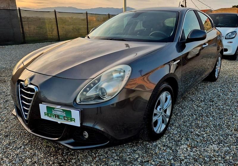 Grigio Usata 2013 Alfa Romeo Giulietta Tre volumi | 5900 € (Buon prezzo) - Immagine 1/4