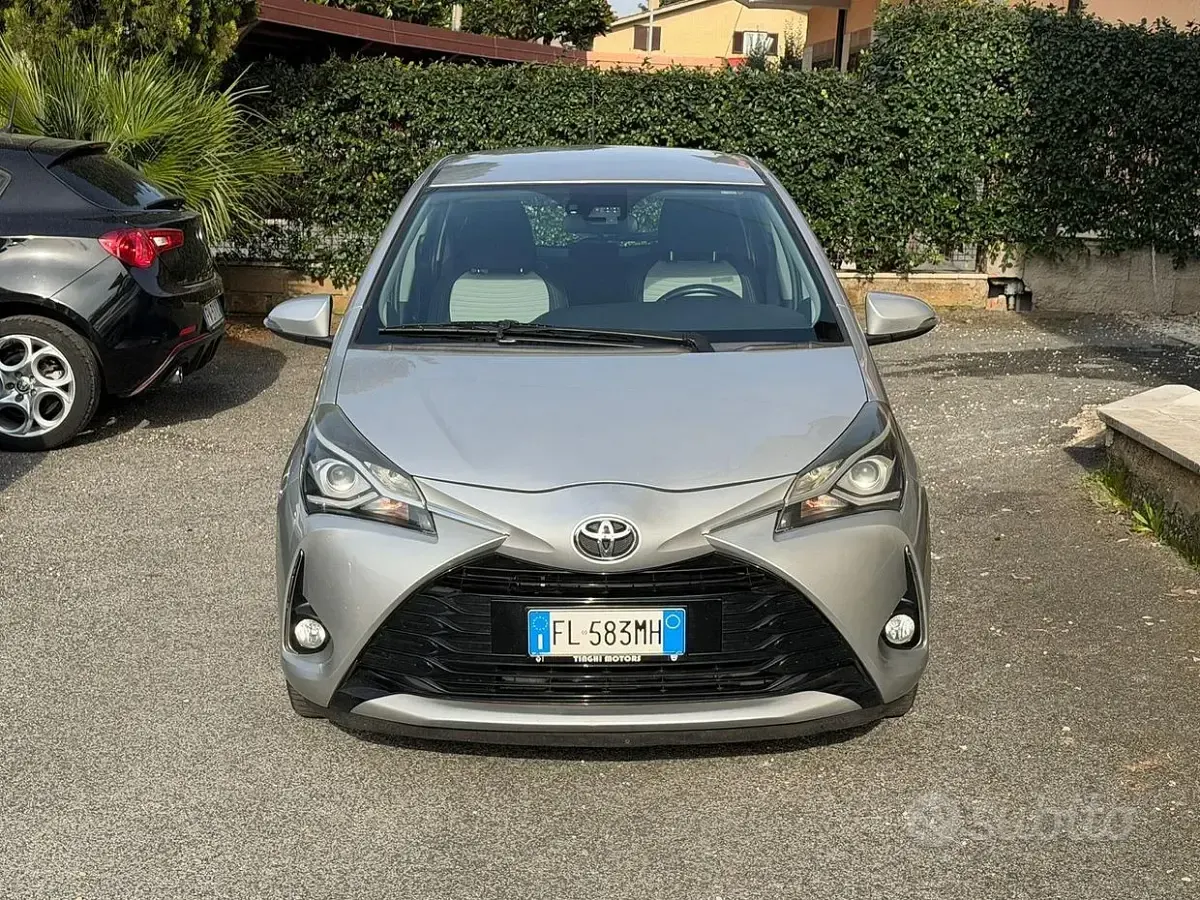 Usata Toyota Yaris 69 CV (50 kW) 2017 Grigio Utilitaria