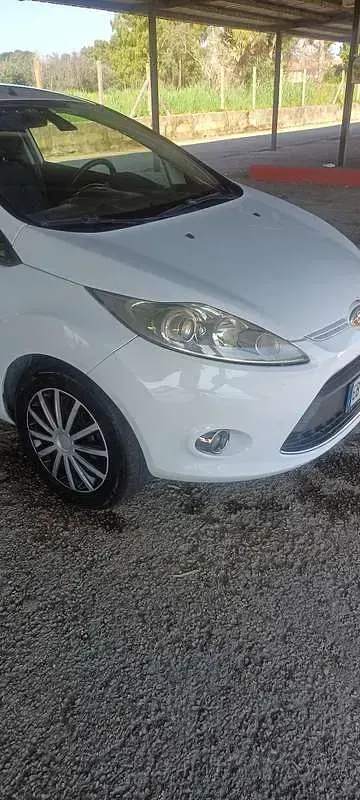 Usata Ford Fiesta S 90 CV (66 kW) 2010 Bianco Berlina