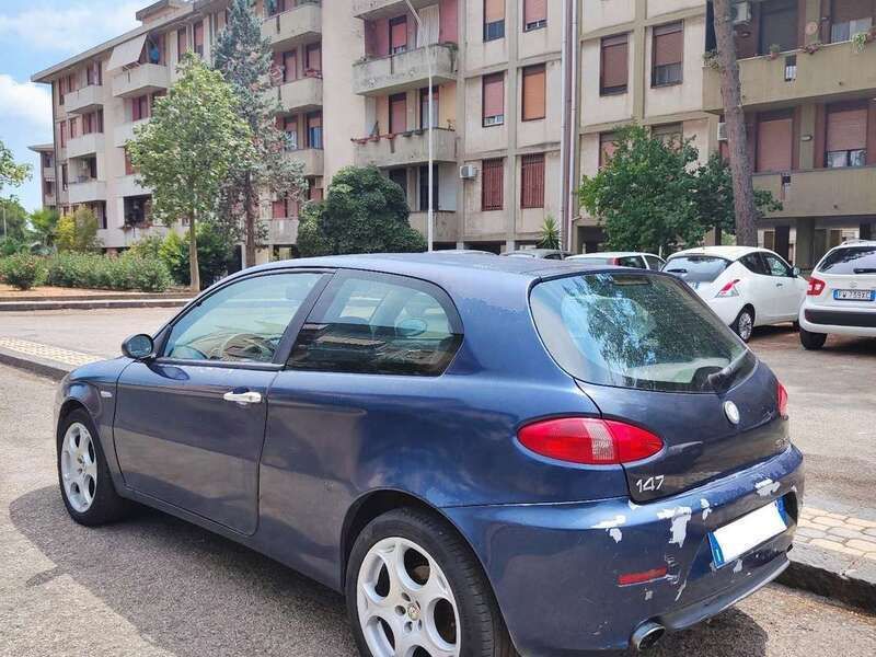 Blu/azzurro Usata 2004 Alfa Romeo 147 Distinctive Due volumi | 1500 € (Ottimo prezzo) - Immagine 1/4
