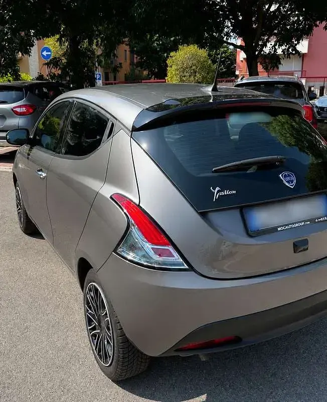 Usata Lancia Ypsilon 69 CV (50 kW) 2023 Grigio Utilitaria