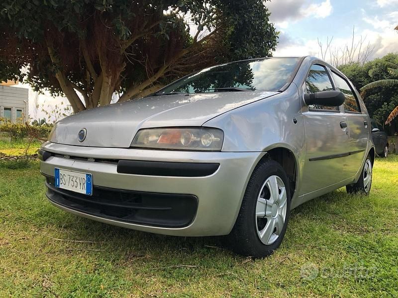 Usata Fiat Punto 80 CV (58 kW) 2002 Argento Utilitaria