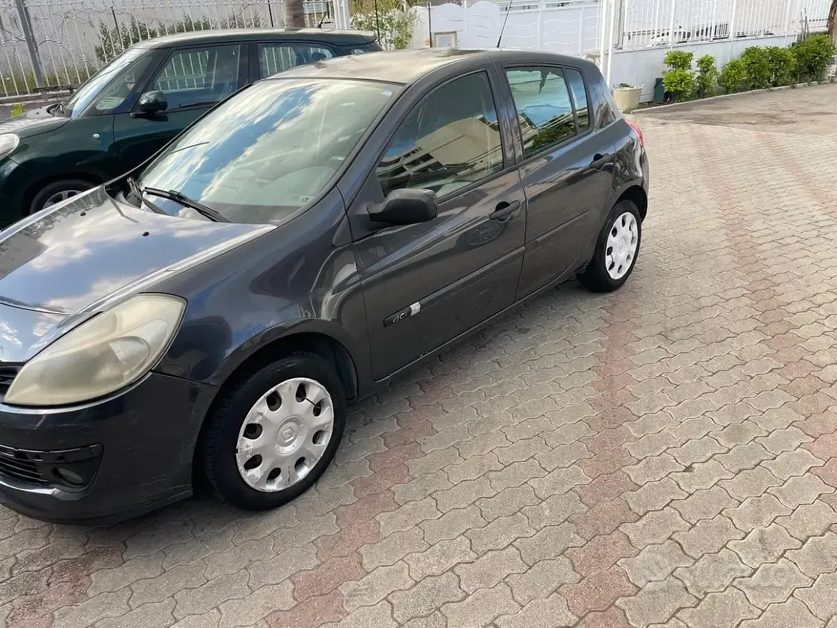 Usata Renault Clio II 68 CV (50 kW) 2006 Grigio Berlina