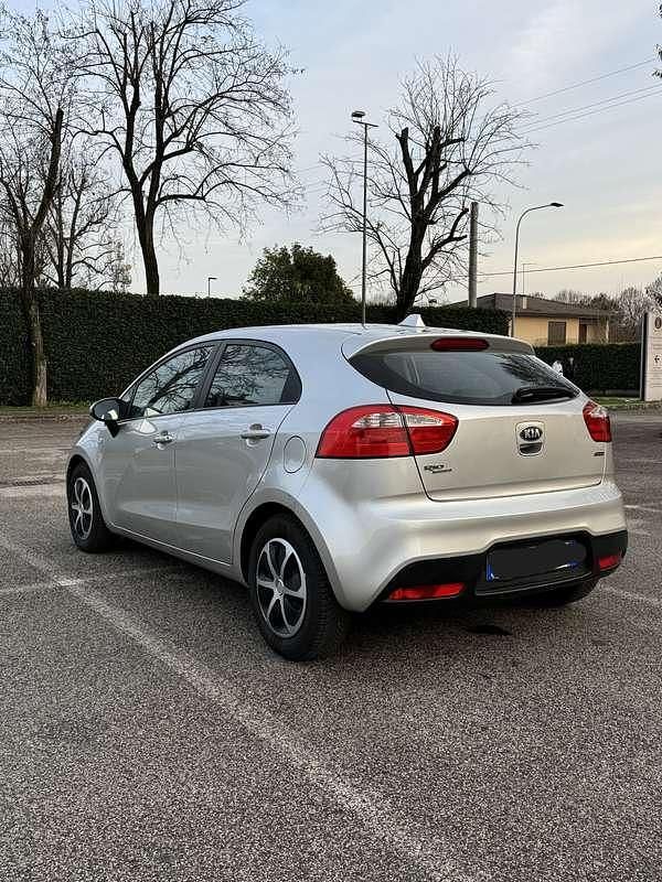 Usata Kia Rio EX 75 CV (55 kW) 2013 Grigio Berlina