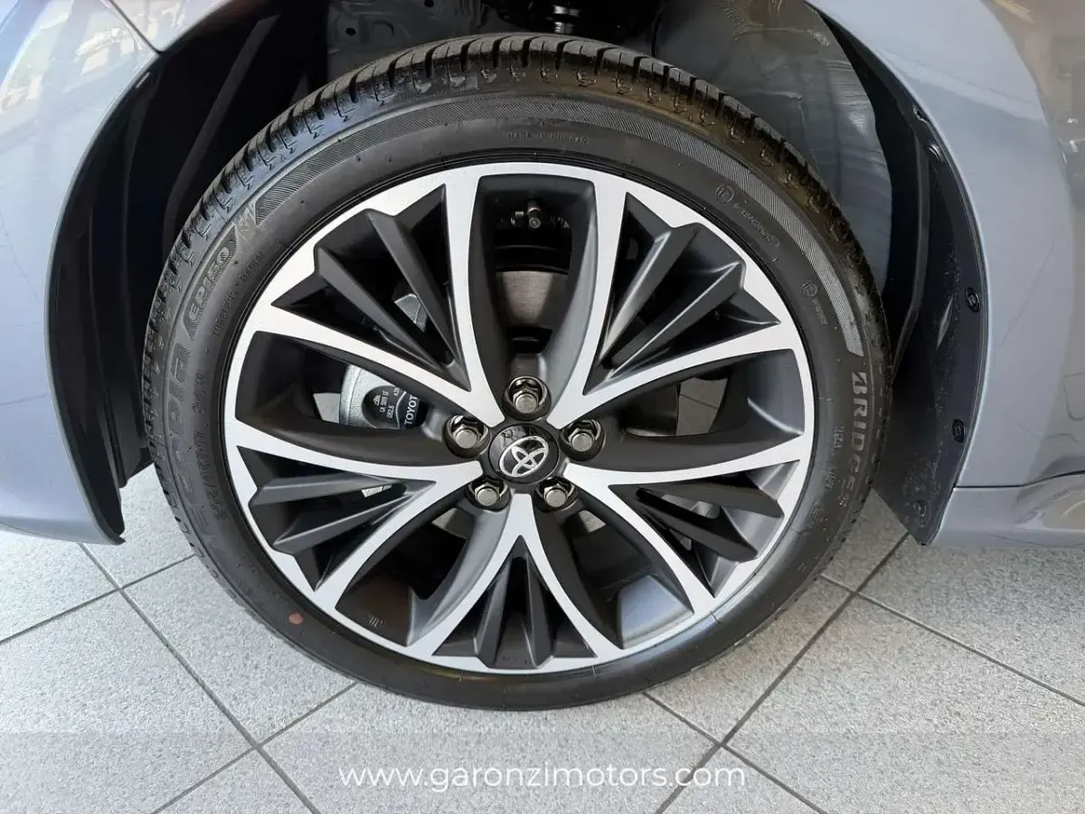 Nuova Toyota Yaris Hybrid 116 CV (85 kW) 2026 Argento Berlina