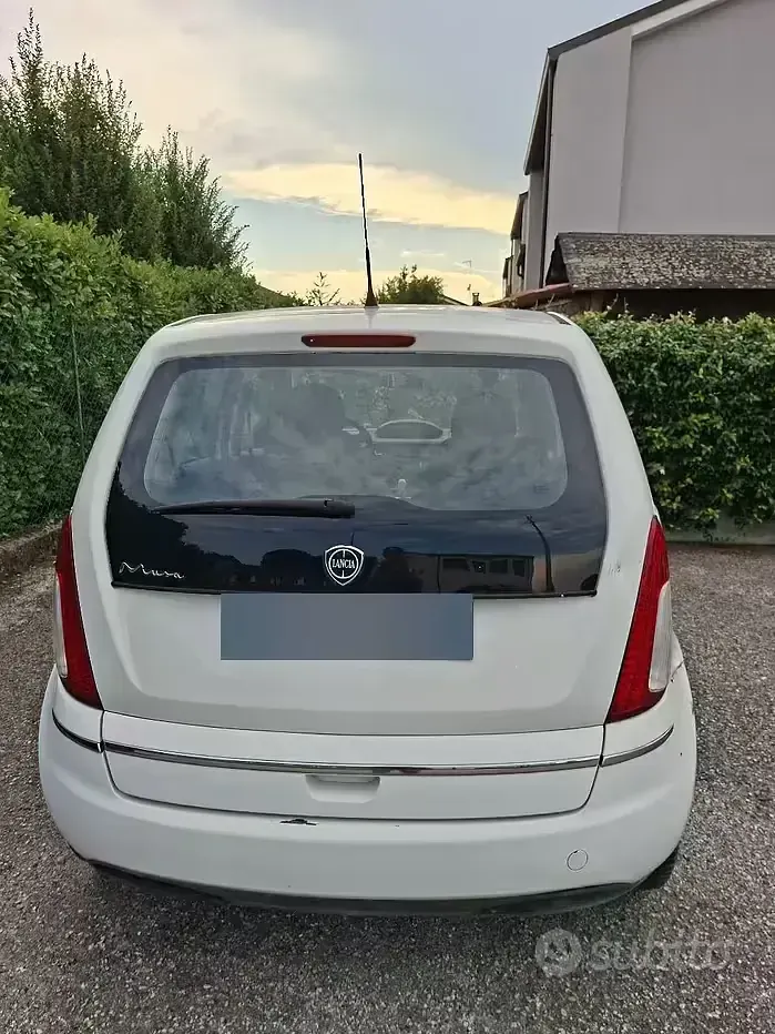 Usata Lancia Musa 77 CV (56 kW) 2009 Bianco Monovolume