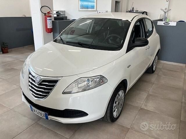 Usata Lancia Ypsilon Gold 85 CV (62 kW) 2013 Bianco Utilitaria