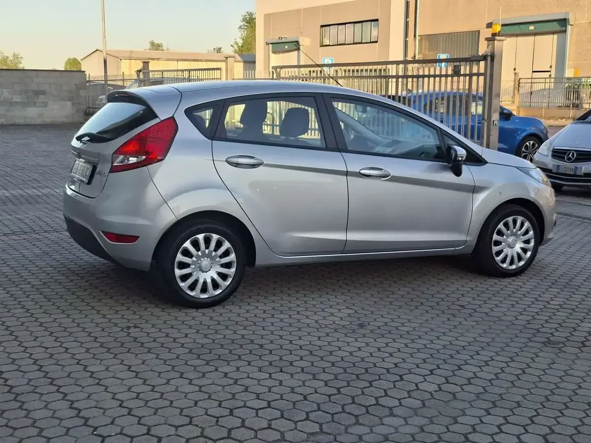 Usata Ford Fiesta Titanium 82 CV (60 kW) 2010 Argento Utilitaria