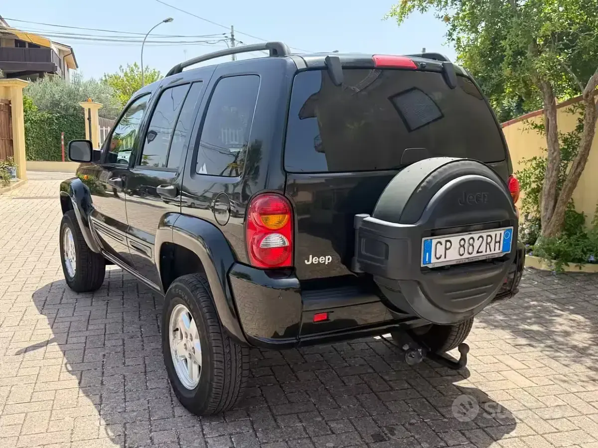 Usata Jeep Cherokee Sport 143 CV (105 kW) 2004 Nero SUV