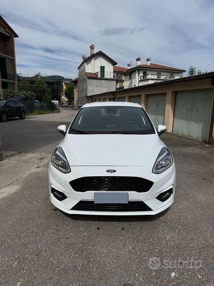 Usata Ford Fiesta 86 CV (63 kW) 2018 Bianco Utilitaria