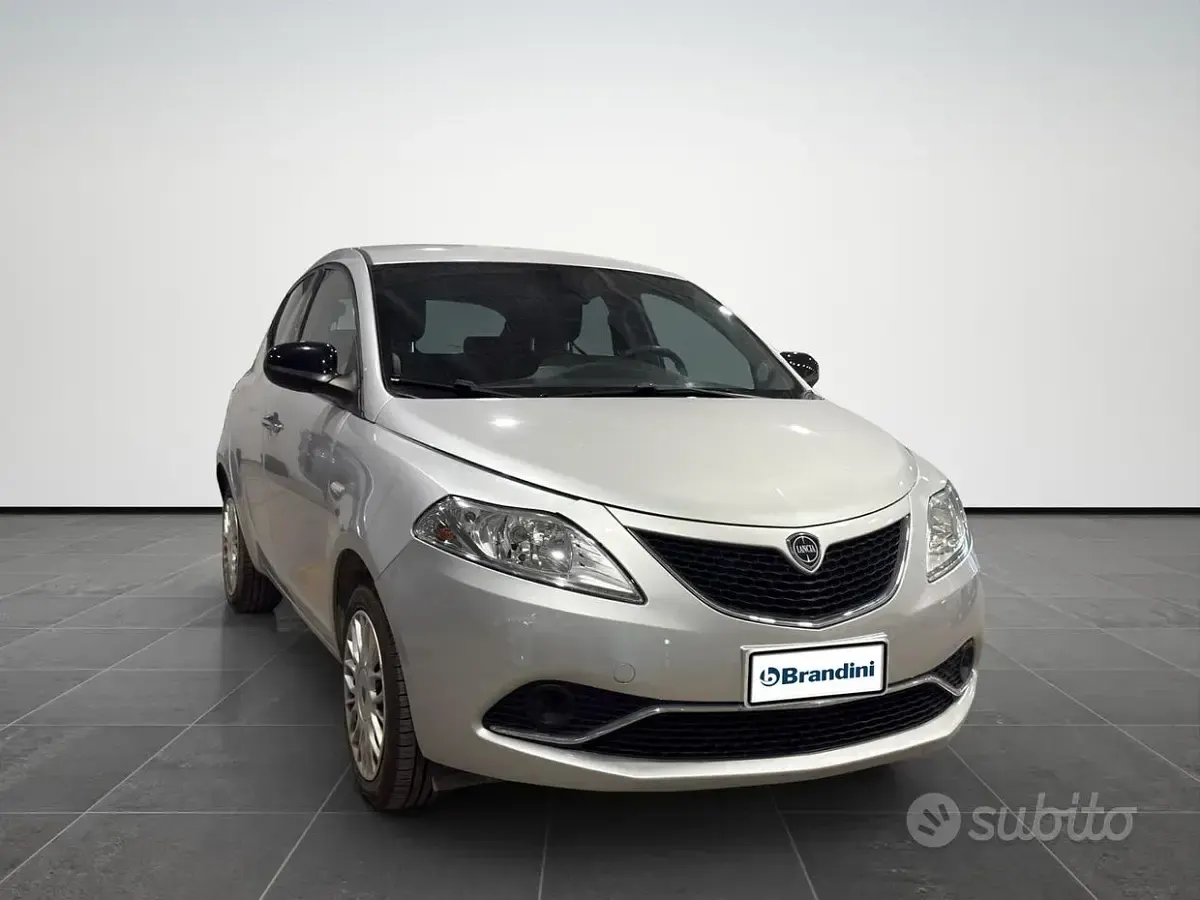 Usata Lancia Ypsilon Gold 69 CV (50 kW) 2017 Grigio Utilitaria