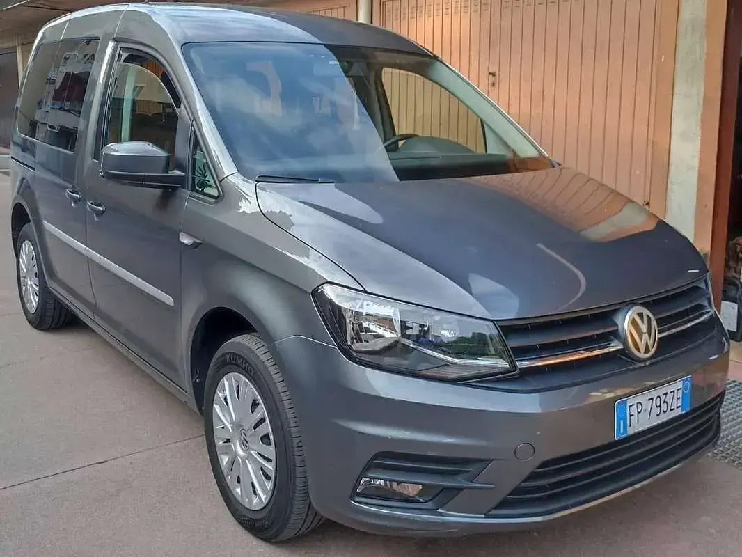Usata VW Caddy 102 CV (75 kW) 2018 Grigio Monovolume