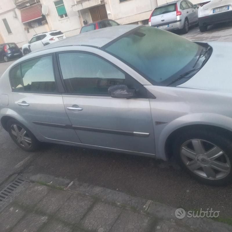 Usata Renault Clio II 48 CV (35 kW) 2004 Grigio Berlina