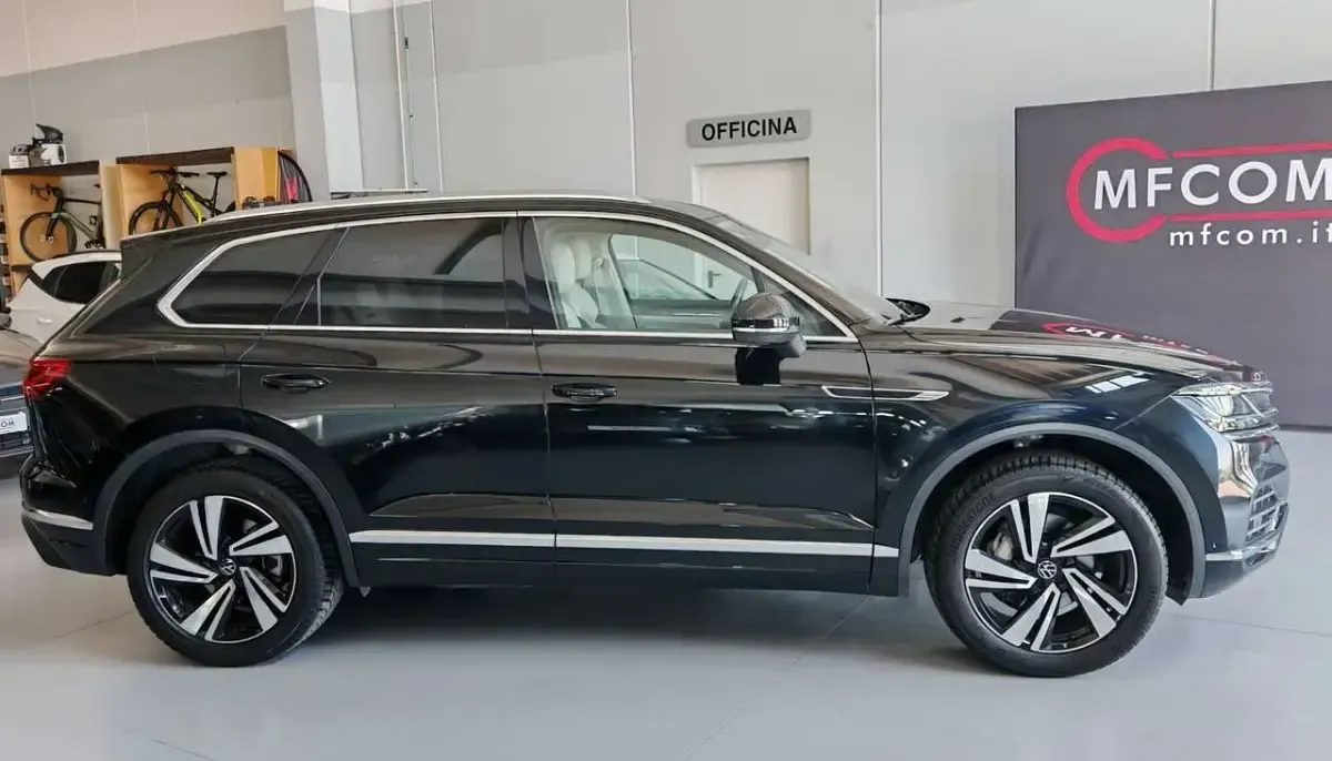 Usata VW Touareg Elegance 231 CV (169 kW) 2023 Grenadill black metallizzato SUV