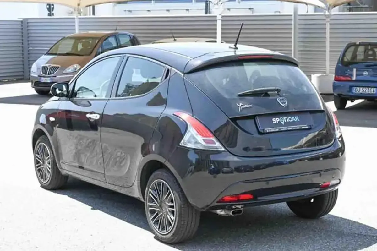 Usata Lancia Ypsilon Gold 69 CV (50 kW) 2022 Nero Utilitaria