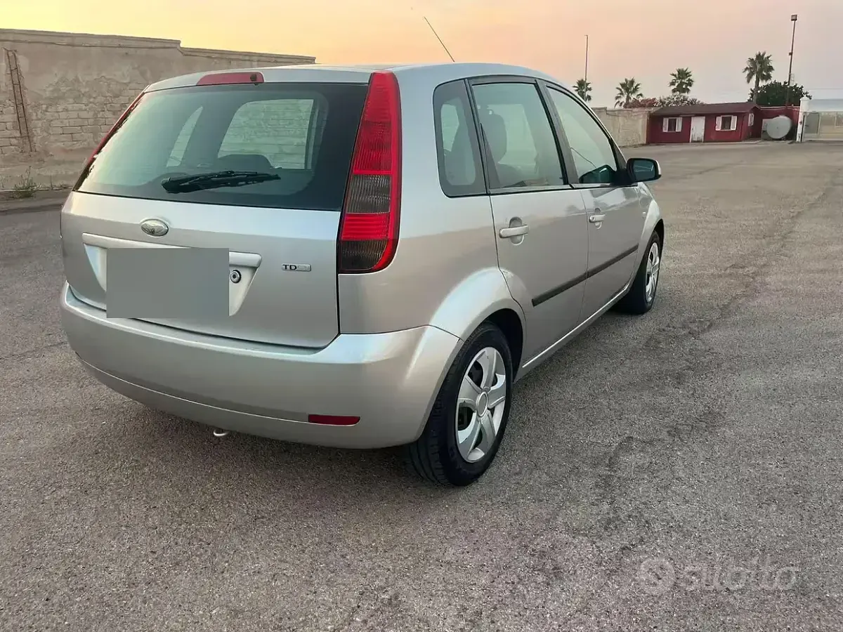 Usata Ford Fiesta 68 CV (50 kW) 2005 Grigio Utilitaria