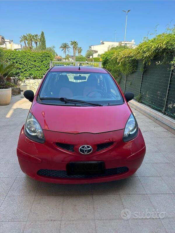 Rosso Usata 2007 Toyota Aygo Due volumi | 2700 € (Ottimo prezzo) - Immagine 1/4
