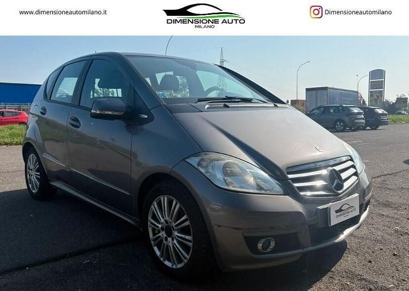 Beige Usata 2010 Mercedes A180 Avantgarde Tre volumi | 3800 € (Buon prezzo) - Immagine 1/4