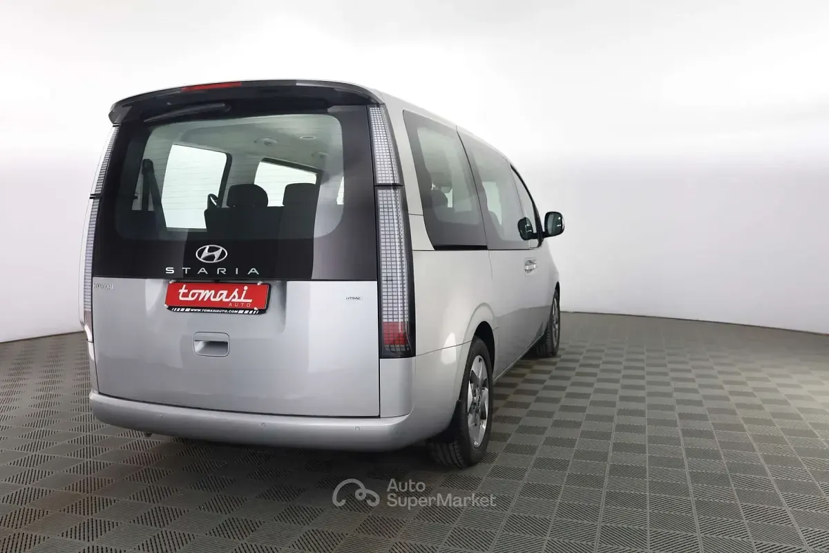 Usata Hyundai Staria 177 CV (130 kW) 2023 Shimmering silver Monovolume