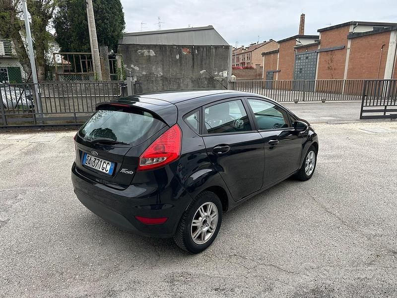 Usata Ford Fiesta 96 CV (70 kW) 2010 Nero Utilitaria