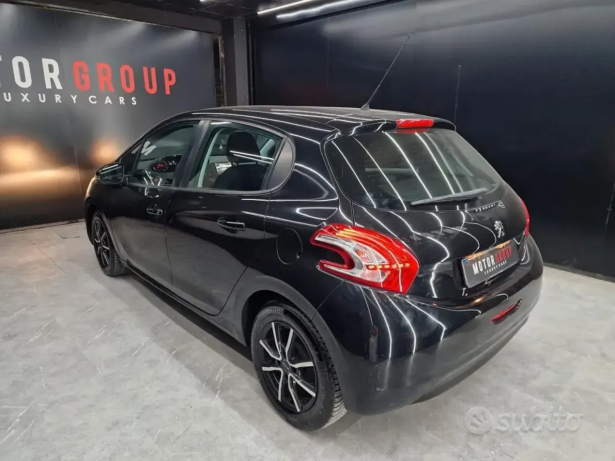 Usata Peugeot 208 Active 68 CV (50 kW) 2013 Nero Utilitaria