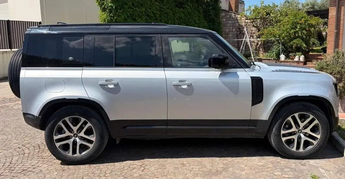 Usata Land Rover Defender SE Dynamic 249 CV (183 kW) 2022 Argento SUV
